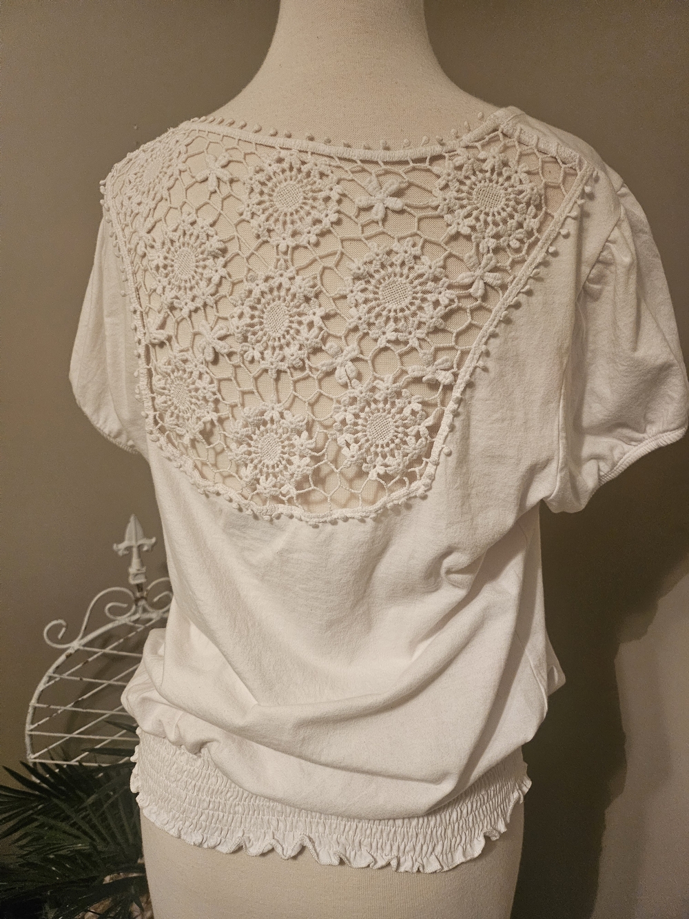 lei Crochet-Back Short Sleeve Top